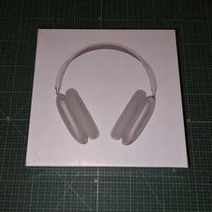 Wireless Over-Ear Headphones in Light Gray - Comfortable Noise-Isolating Design